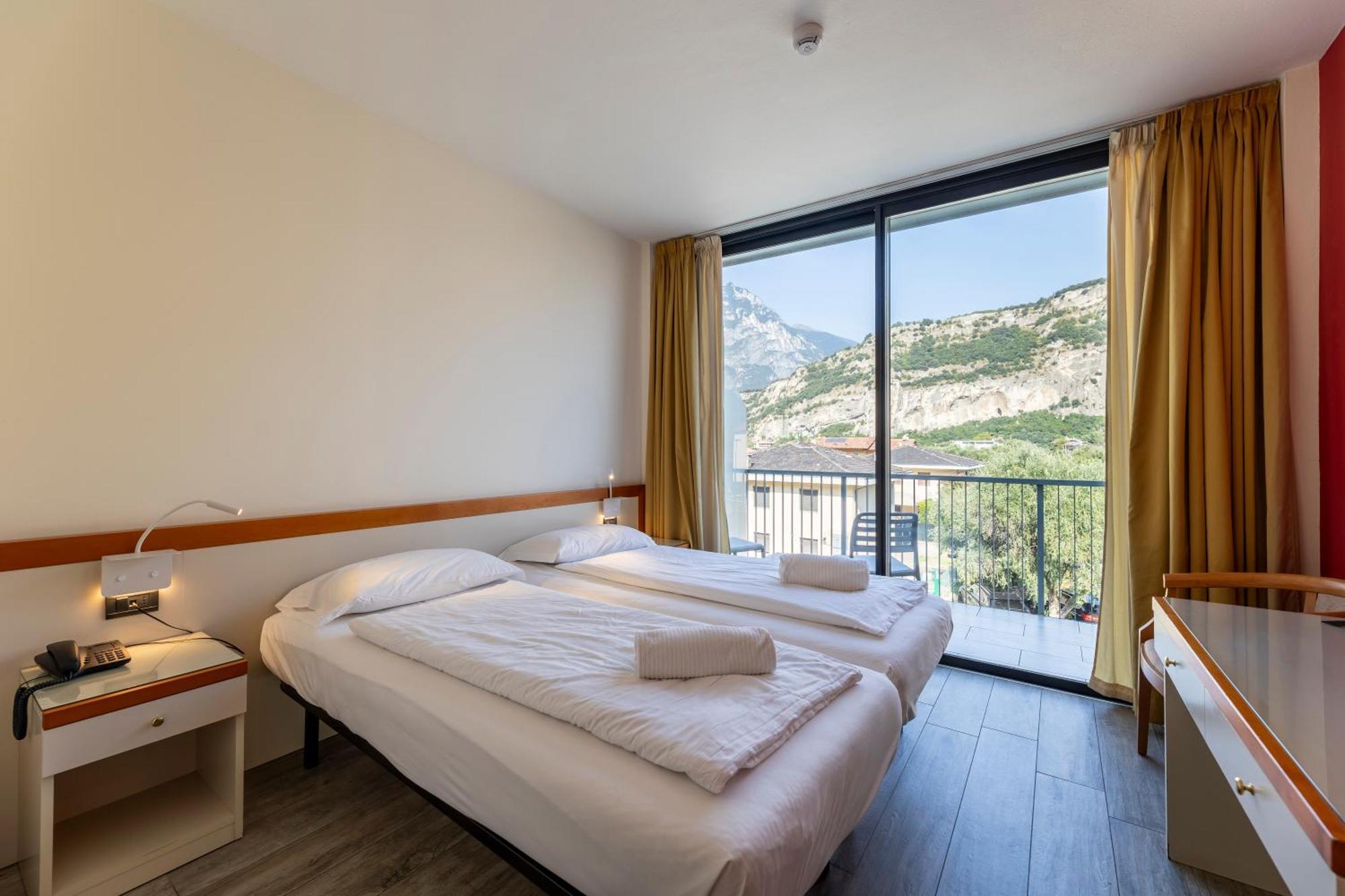 Hotel Holiday Sport & Relax Torbole Sul Garda Bagian luar foto